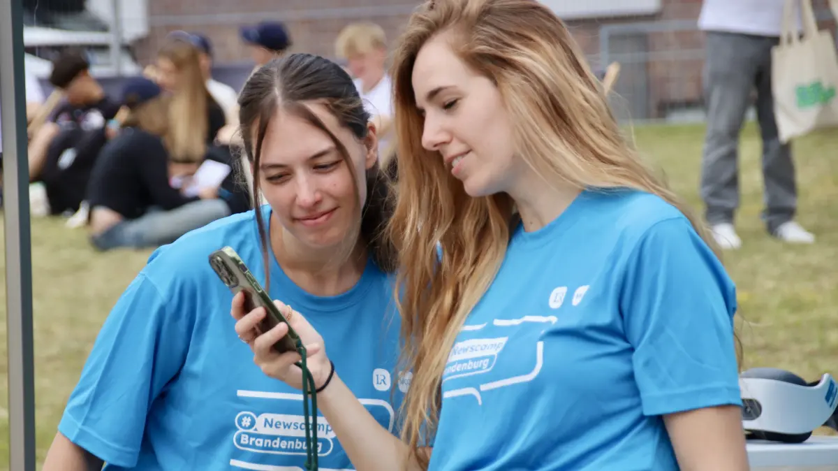 Janine Reinschmidt von der Kulturredaktion und Anika Funk vom Video-Team sind beim Newscamp 2026 in Frankfurt (Oder) mit dabei. Sie betreuen an ihrem Stand die Schüler und Schülerinnen.