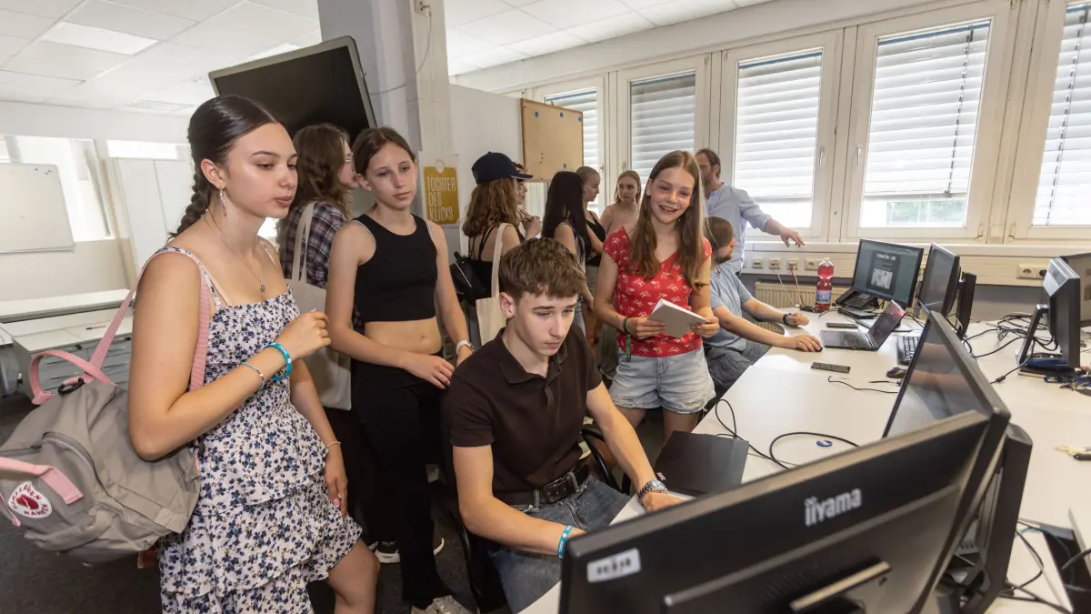 Der Newsroom ist das Herzstück der Zeitung. Hier konnten sich die Camp-Gäste daran versuchen etwa Bildunterschriften zu erstellen oder Überschriften zu machen.