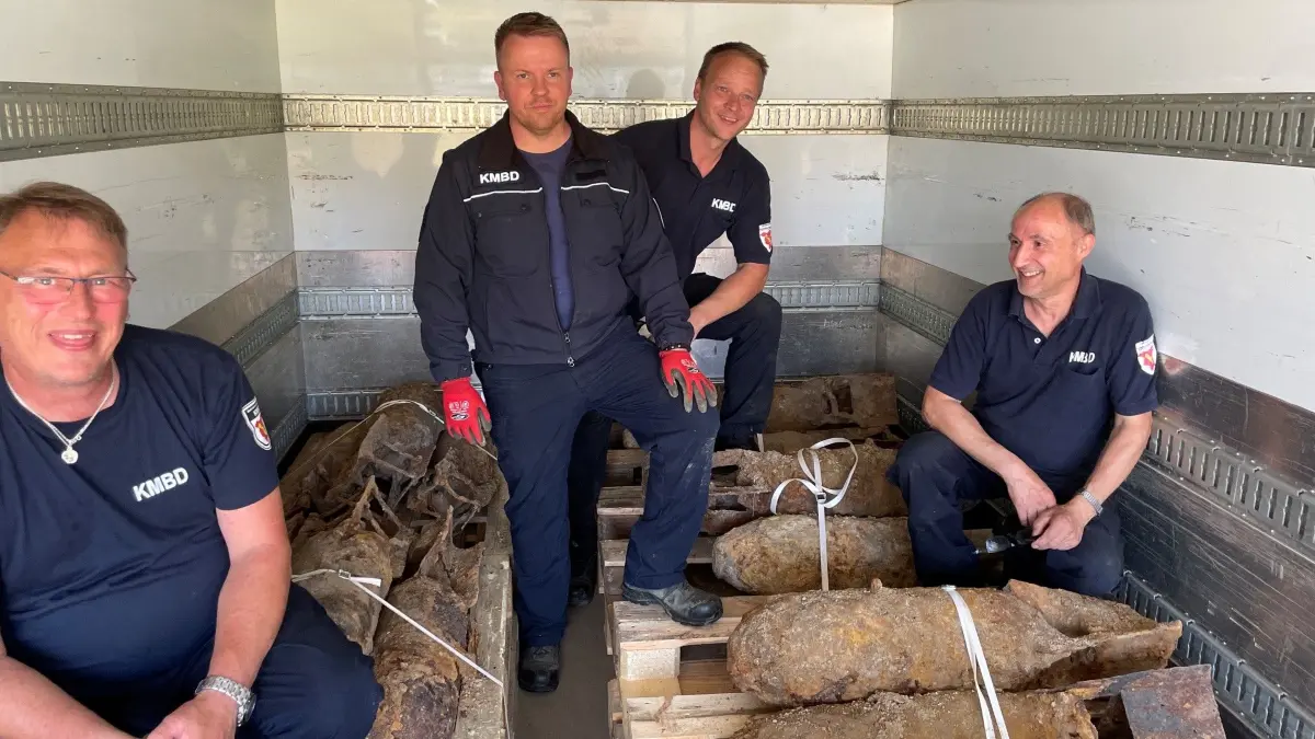 Guido Kuschinsky (v.li.), Enrico Schnick, Christopher Ulke und Jörg Seeger vom KMBD präsentieren ihren außergewöhnlichen Fund an Bomben und Raketen aus dem Zweiten Weltkrieg.