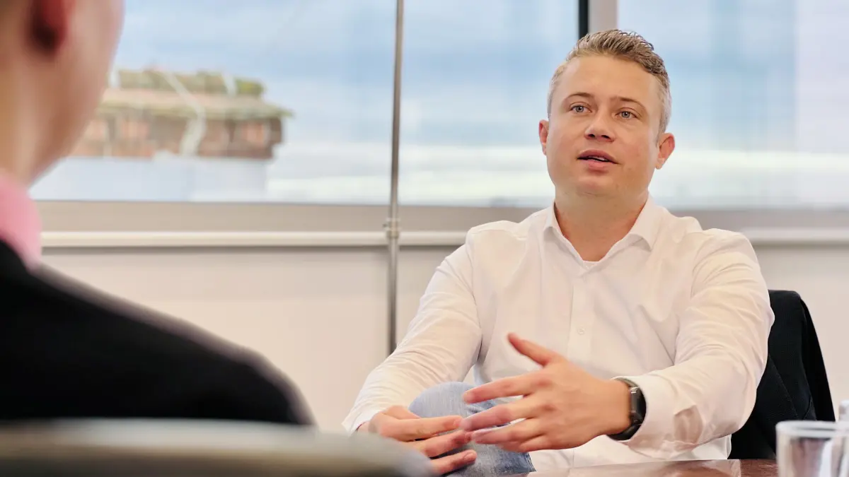 Marc Bernstädt ist Geschäftsführer der Sana Kliniken Niederlausitz und verantwortet gleichzeitig das Sana Gesundheitscluster Brandenburg-Süd. Im Gespräch ordnet er ein, welche Herausforderungen die Krankenhausreform für Kliniken bereithält und warum es einen klaren Kurs, Mut und vor allem ein Verständnis von Versorgung braucht.