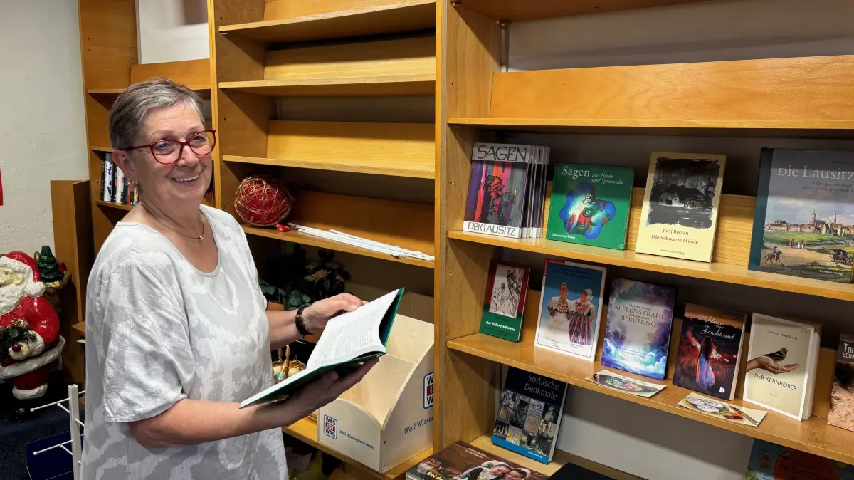 Die Regale werden jetzt nach und nach ausgeräumt. Buchhändlerin Elisabeth Sygusch schließt ihr Geschäft in der Friedrichstraße in der Altstadt Hoyerswerda für immer.