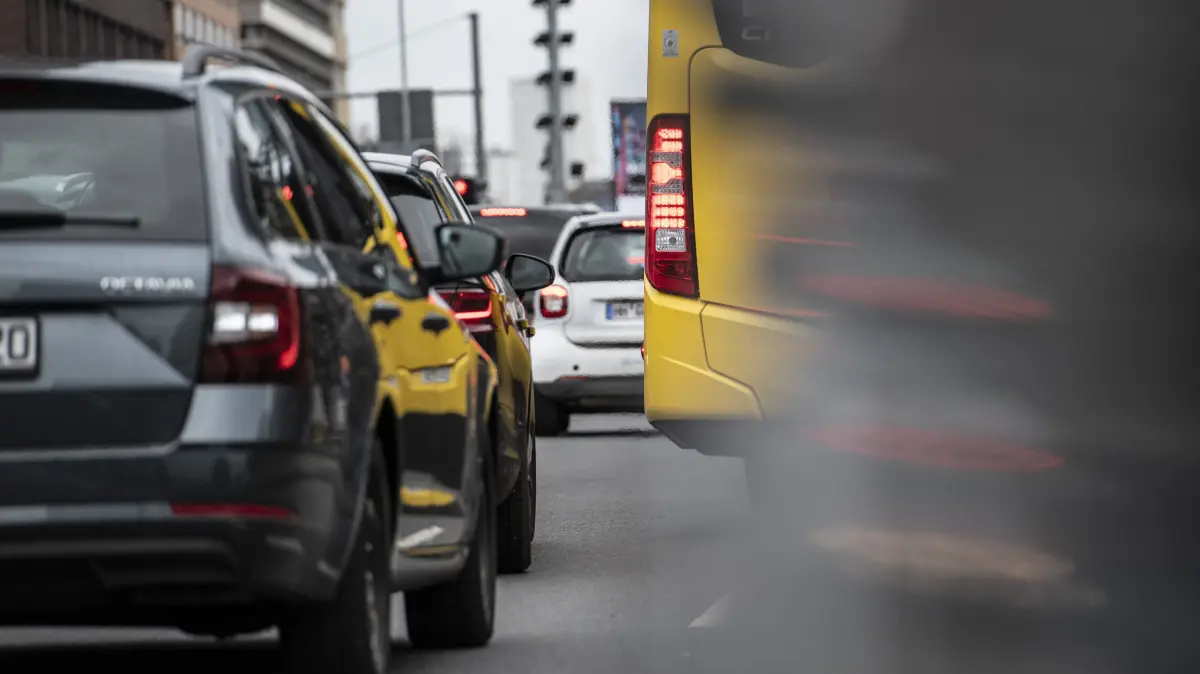 Fahrzeuge stauen sich auf der Leipziger Straße in Berlin. Die Hauptverbindungstrasse zwischen Ost und West führt über die Grunerstraße zum Alexanderplatz, wo der Tunnel am Montag (22.6.) vier Wochen lang gesperrt wird.