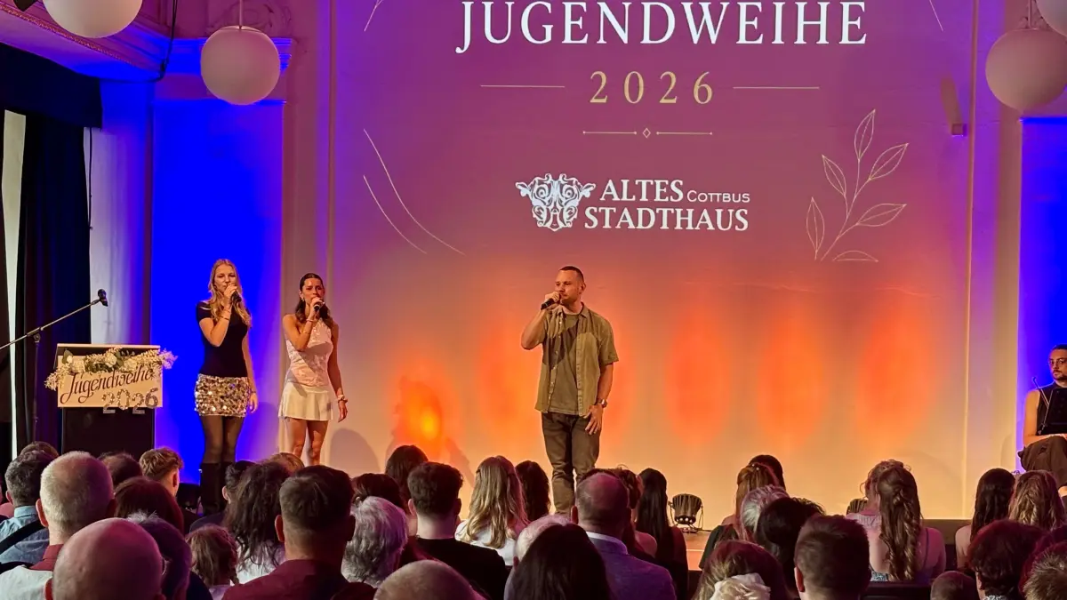 Lars Katzmarek rappt auf der Jugendweihe-Veranstaltung im Alten Stadthaus in Cottbus. Mittlerweile gibt es in der Lausitzmetropole sechs Anbieter.