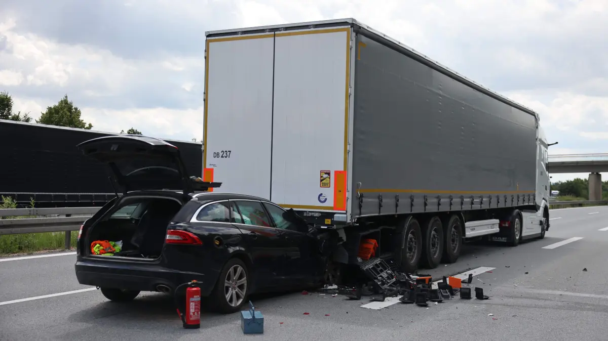Datum: 18.06.26 / Ort: BAB4/Weißenberg
m Donnerstagmittag hat sich auf der A4 in Fahrtrichtung Dresden ein schwerer Verkehrsunfall ereignet. Nach ersten Erkenntnissen fuhr ein Pkw im Bereich des Rastplatzes Wacheberg offenbar auf einen Lkw auf, der am Ende eines Staus stand.
Der Fahrer des Pkw wurde bei dem Zusammenstoß schwerstverletzt und musste in ein Krankenhaus gebracht werden. Weitere Informationen zu seinem Gesundheitszustand liegen derzeit nicht vor.
Aufgrund der Rettungs- und Bergungsarbeiten ist die A4 in Richtung Dresden aktuell voll gesperrt. Verkehrsteilnehmer müssen mit erheblichen Behinderungen und längeren Wartezeiten rechnen. Die Ursache des Unfalls wird von den zuständigen Behörden untersucht.