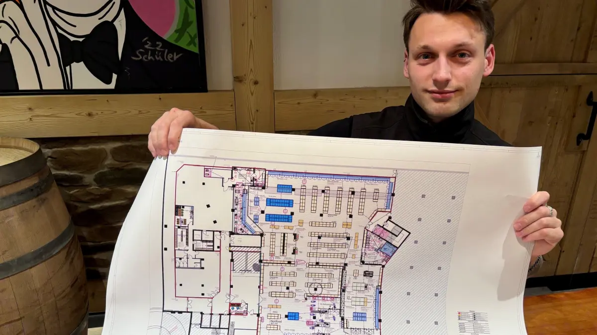 Niclas Vater, Inhaber des neuen Edeka-Marktes in der Spree Galerie in Cottbus, präsentiert die Plan für den neuen Supermarkt.