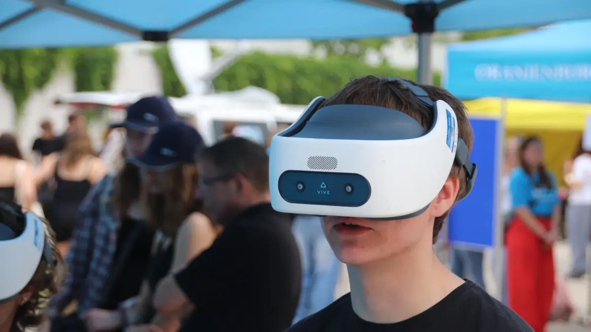 Ein Schüler erprobt Virtual-Reality-Brillen beim Newscamp in Frankfurt (Oder). Damit erlebt er 360-Grad-Video-Produktionen des MOZ-Video-Teams.