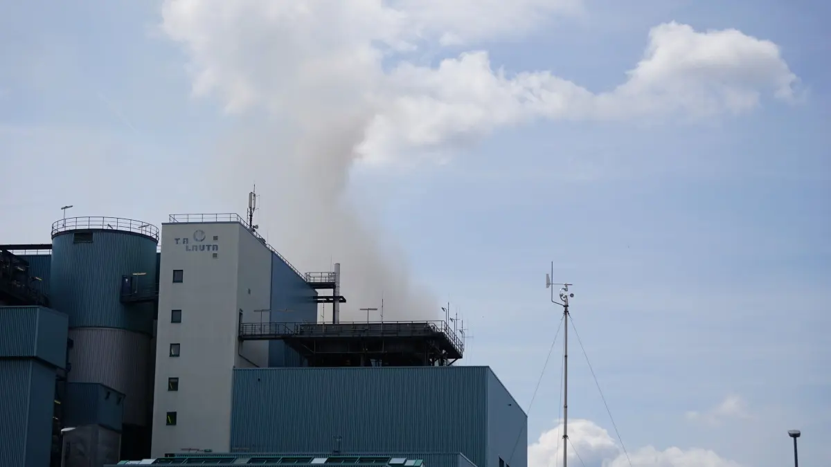 Ein Brand in der Müllverbrennungsanlage der T.A. Lauta hat einen Großeinsatz ausgelöst. Die Bevölkerung wird gewarnt.