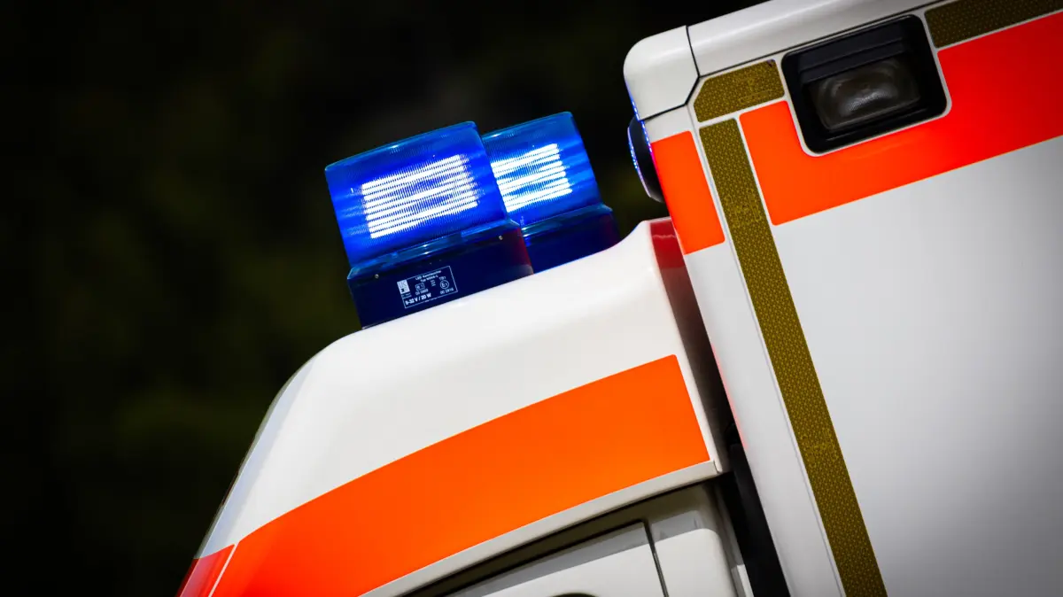 Eingeschaltetes Blaulicht an einem Rettungswagen. (zu dpa: «Zug macht Vollbremsung und fängt Feuer – zwei Verletzte») +++ dpa-Bildfunk +++