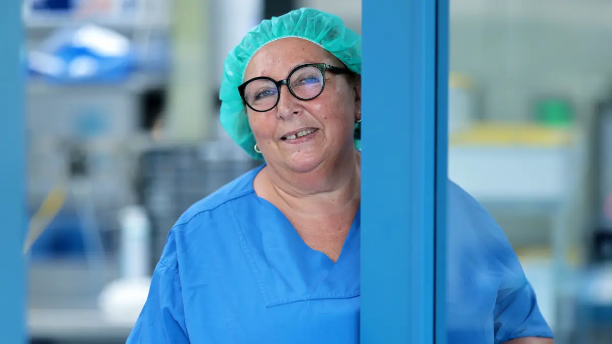 Mitarbeiterin der ersten Stunde: Christine Wenzel hat das Sana-Herzzentrum Cottbus mit aufgebaut und über Jahrzehnte Verantwortung für OP-Pflege, die Aufbereitungseinheit für Medizinprodukte und die Herzkatheterlabore übernommen.