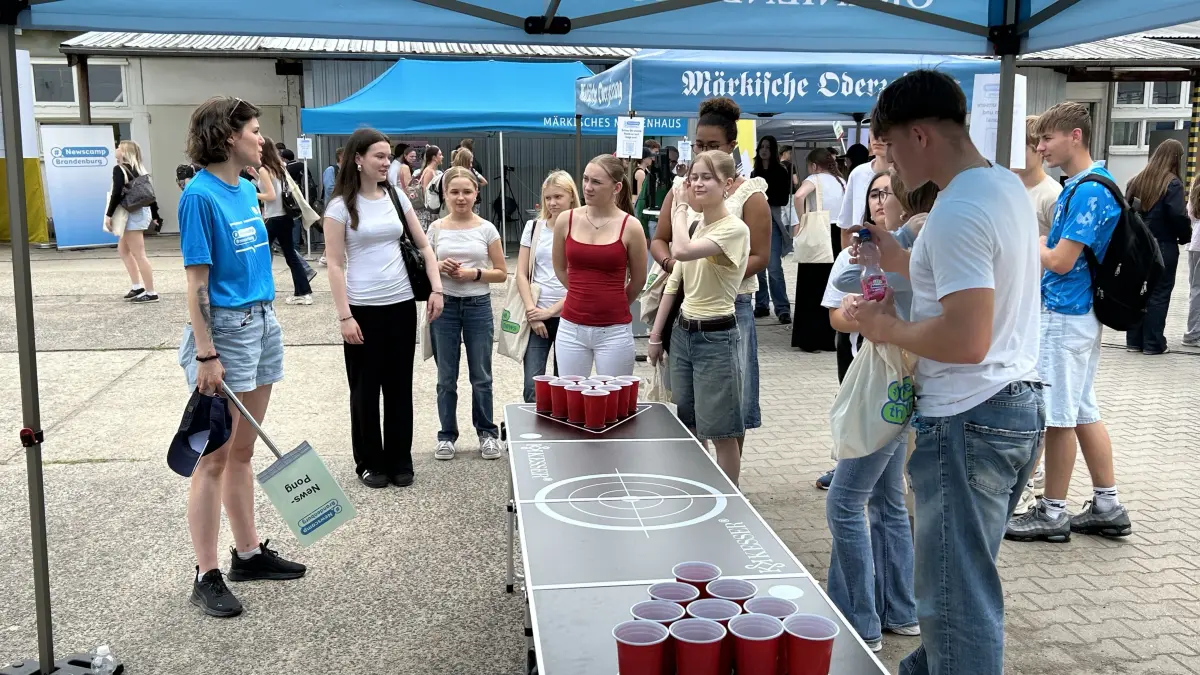 Beim News Pong geht es um Wissen. In den Bechern befinden sich Fragen, die die Teilnehmenden beantworten sollen. Gespielt wird in Teams. Wer wird gewinnen?