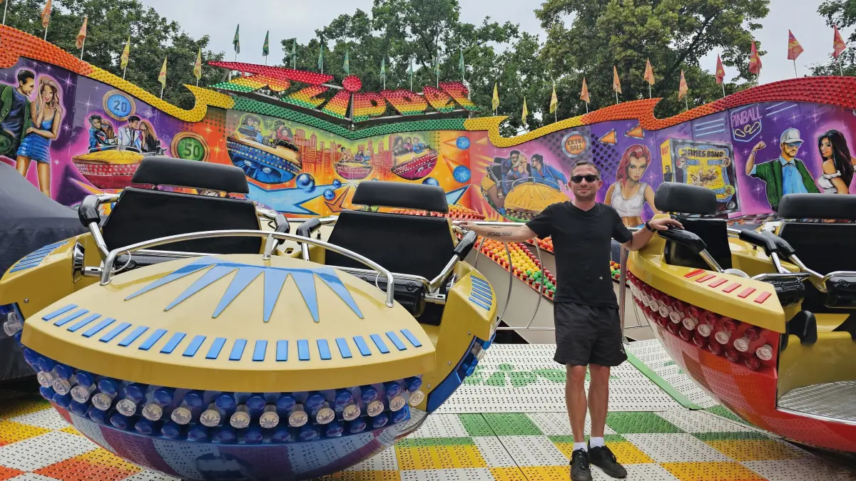 Beim Stadtfest Cottbus versprechen Fahrgeschäfte Nervenkitzel und Adrenalinschübe. Der Flipper ist wieder zurück. Die Gondeln seien startklar, so Mitarbeiter René Blum.