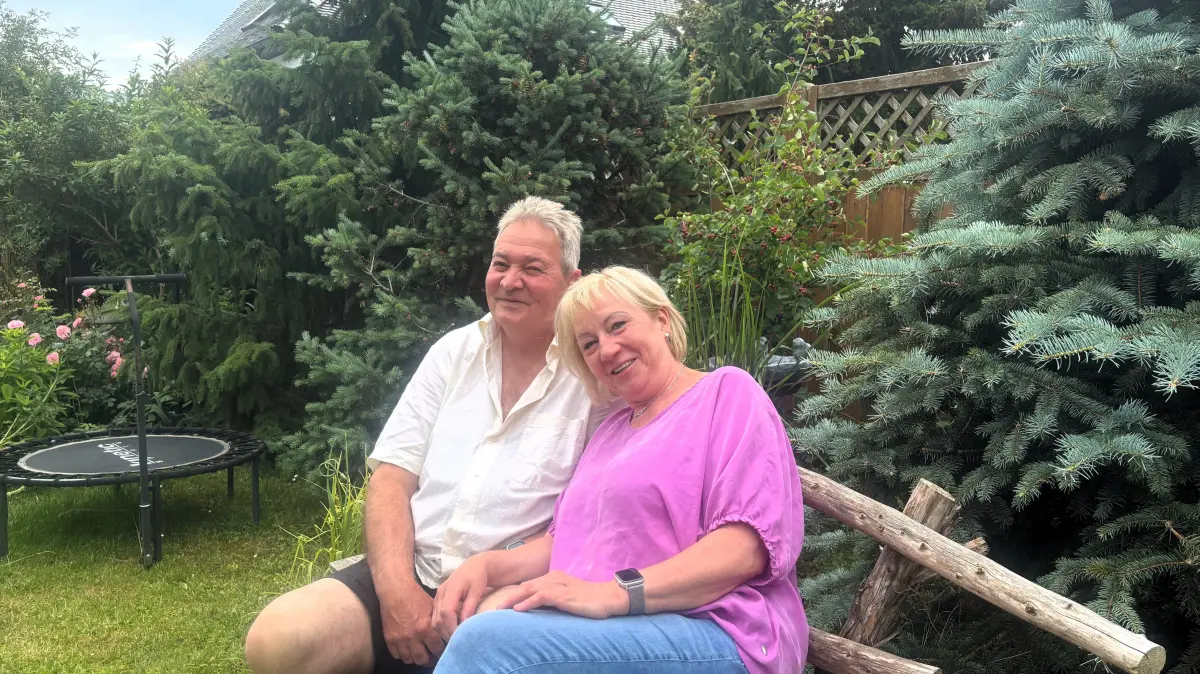 Für Reinhard und Carola Salzer ist ihr Garten in Falkenberg, auch die "Rentnerbank", auf der sie sie sitzen, ihr Refugium.