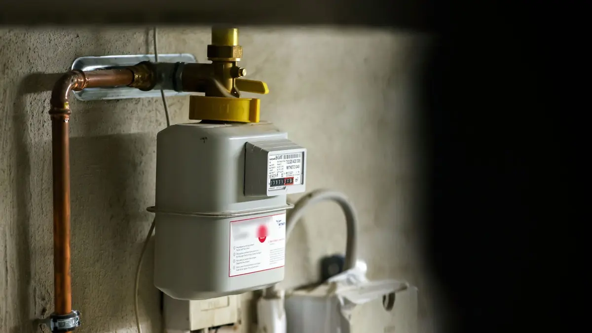Ein Gaszähler hängt im Keller eines Einfamilienhauses. Der Gaszähler misst, wie viel Gas eine Gasheizung in einem Haus verbraucht. Gasheizungen sind in Deutschland immer noch am häufigsten. Am 08.09.2023 soll im Bundestag über das Gebäudeenergiegesetz debattiert und abgestimmt werden. +++ dpa-Bildfunk +++