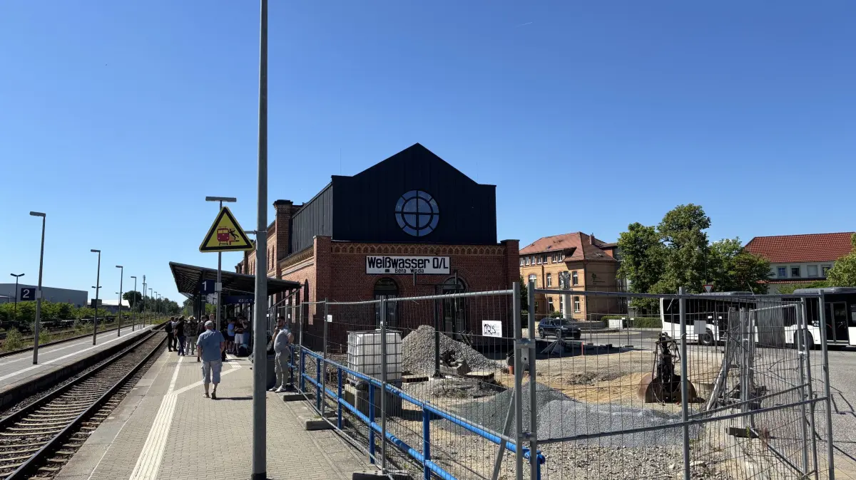Blick auf die Baustelle am Bahnhof Weißwasser. Um die Außenanlagen fertigzustellen, sind noch Arbeiten notwendig. Doch der erste Einzug ins Gebäude steht nun kurz bevor.