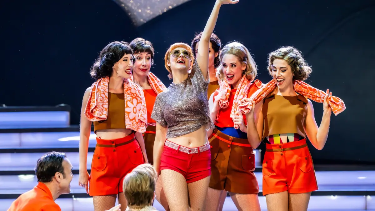 Das Ensemble der Komischen Oper in der Revue "Mokka-Hits und Milchbar-Träume" von Axel Ranisch und Adam Benzwi. An welchen Film erinnert die Szene?