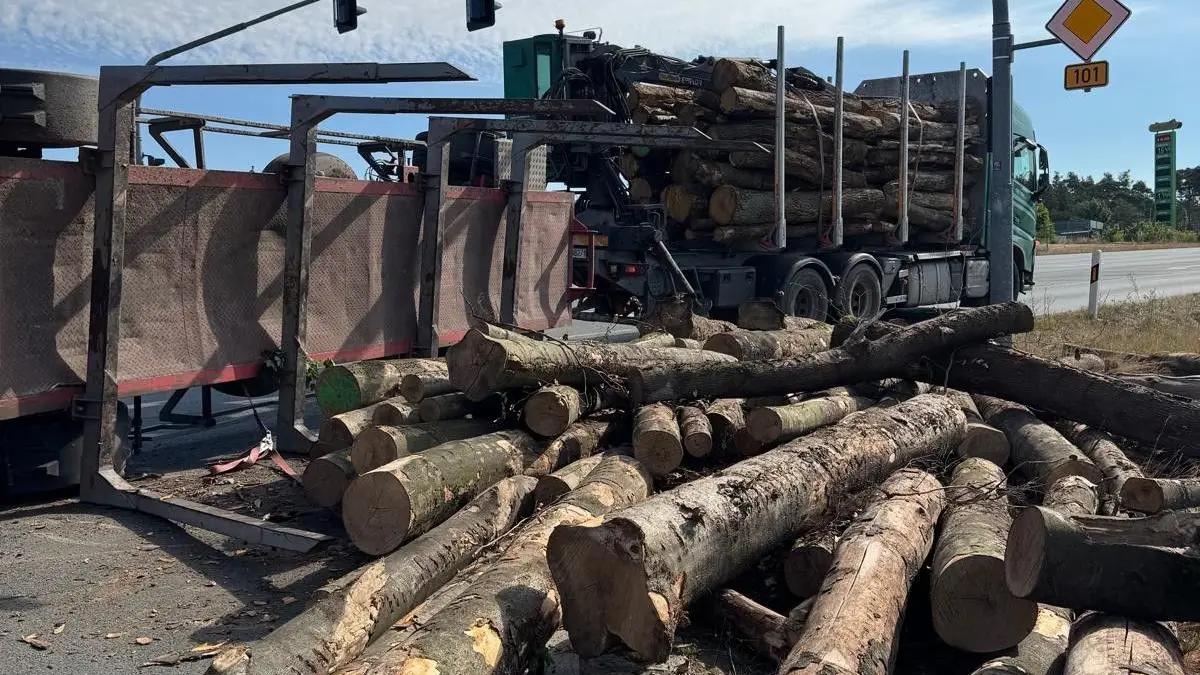 Der Anhänger eines Holztransportes ist an der Kreuzung an der Greenline-Tankstelle nahe Bad Liebenwerda umgekippt.