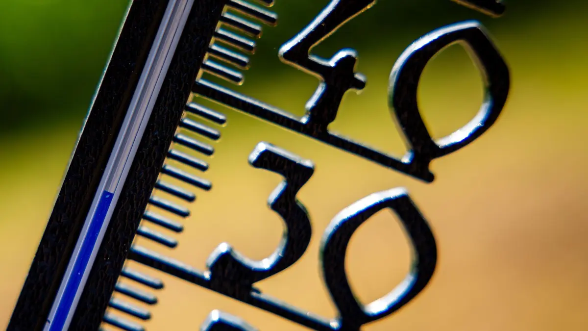 Hitze in Thüringen: ARCHIV - 14.08.2025, Mecklenburg-Western Pomerania, Schwerin: Ein Außenthermometer zeigt eine Temperatur von 33 Grad Celsius. Die Apotheken geben Rat zur Hitze. (Symbolbild) (zu dpa: «Wo es in Thüringen Abkühlung bei Hitze gibt») Foto: Jens Büttner/dpa/dpa-tmn +++ dpa-Bildfunk +++