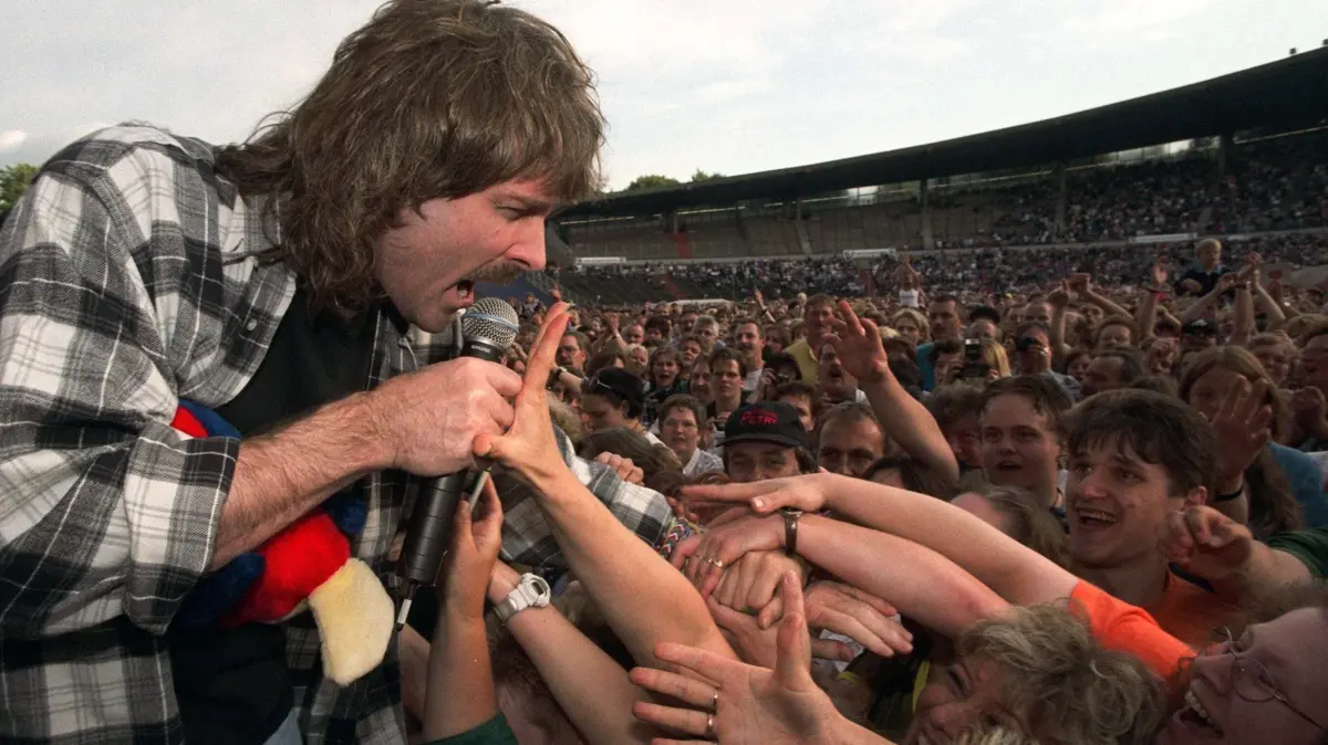 Ein "Bad in der Menge" nahm Wolfgang Petry bei seinem Open-Air-Konzert 1999 in Hannover. Fans warten sehnlichst auf ein Bühnen-Comeback des Schlagerstars.