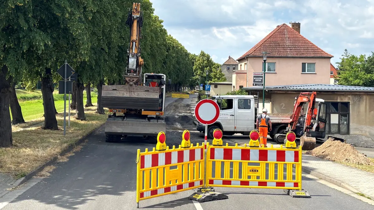 Plötzlich war die Promenade in Elsterwerda als wichtige Zufahrt in Richtung Krauschütz gesperrt. Parallel wird in der nahen Dresdener Straße asphaltiert. Diese Arbeiten waren später geplant worden.
