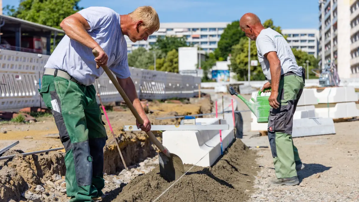 Hitze in Brandenburg: 19.06.2026, Brandenburg, Cottbus: Arbeiter einer Pflasterbaufirma sind auf einer Baustelle beschäftigt. Die Temperaturen übersteigen heute bereits am Vormittag die 30-Grad-Marke. Foto: Frank Hammerschmidt/dpa +++ dpa-Bildfunk +++