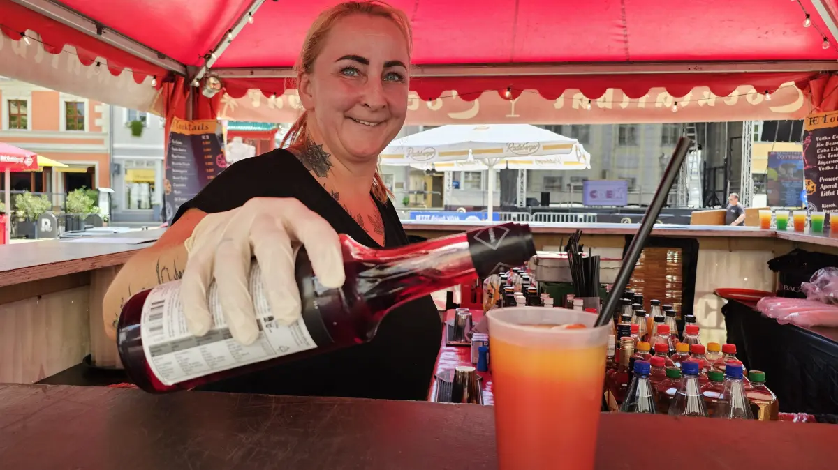 Kühle Getränke dürften beim Hitze-Stadtfest 2026 in Cottbus der Renner sein. Einen erfrischenden Cocktail mit Eis und dem Geschmack von Urlaub bekommen Besucher bei Melanie Jähne und den anderen Kuban-Event-Mitarbeitern an den Cocktailbars auf dem Altmarkt, an der Oberkirche und im Puschkinpark.