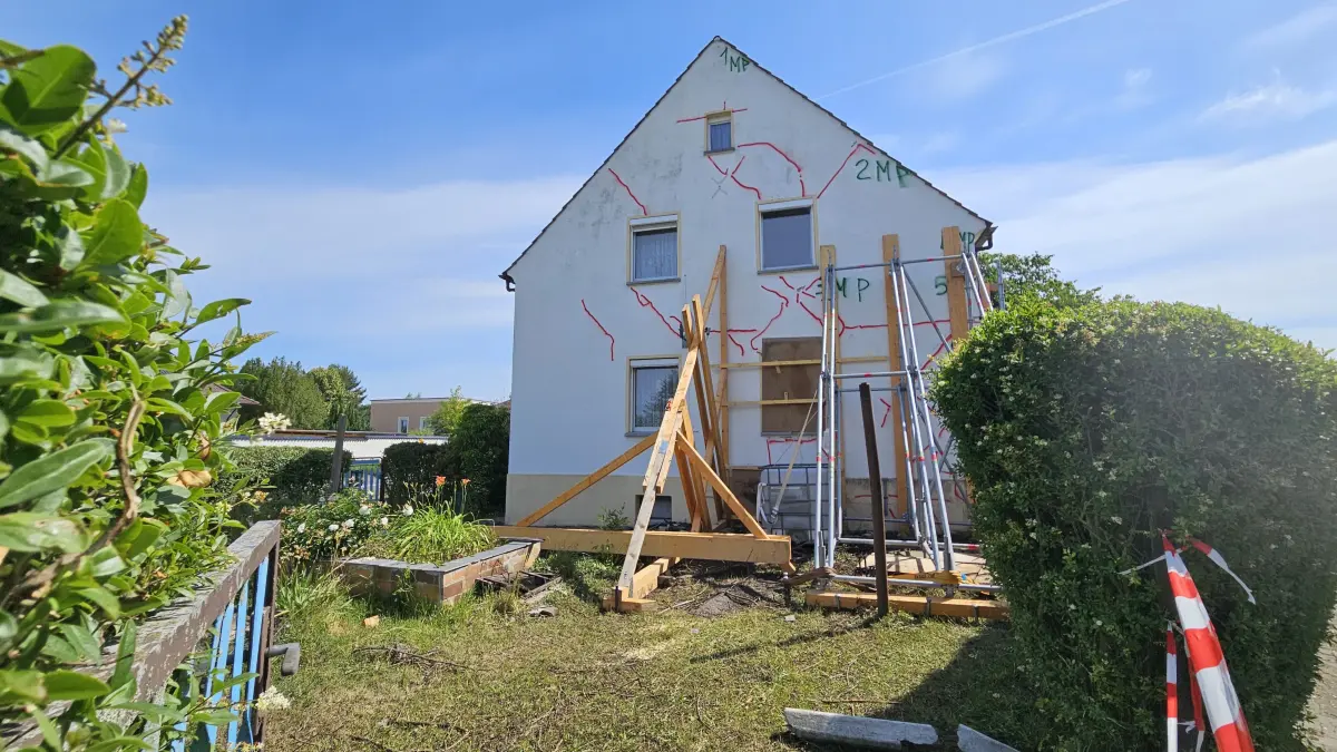 Die rot markierten Risse zeigen das Ausmaß der Schäden am Wohnhaus in Lauta. Nach dem tödlichen Unfall können die 82 und 84 Jahre alten Bewohner noch immer nicht zurückkehren.
