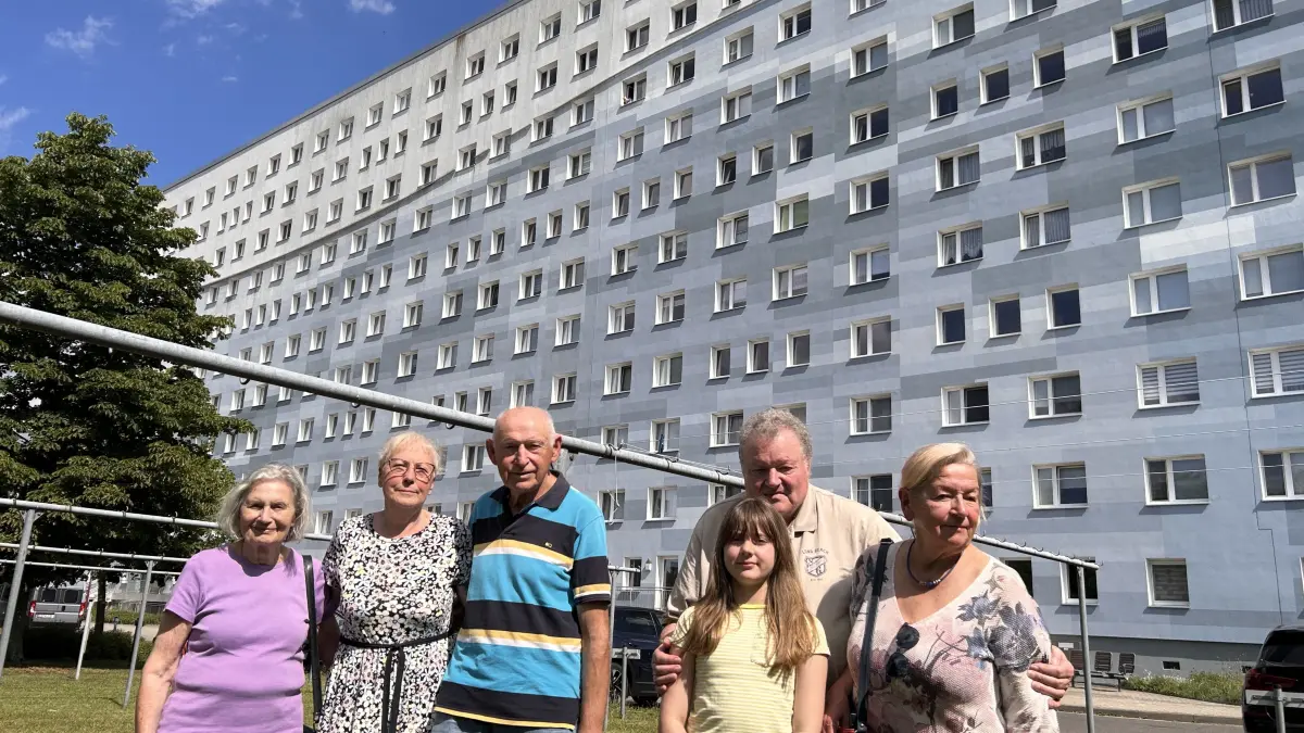 Glückliche Mieter der ersten Stunde vom Hochhaus am Senftenberger See (v.l.): Gundula Wiegand, Sylvia und Reinhold Ulbrich sowie Sabine und Achim Mußlick mit Enkeltochter Helena, die hier auch schon zehn Jahre lang lebt.
