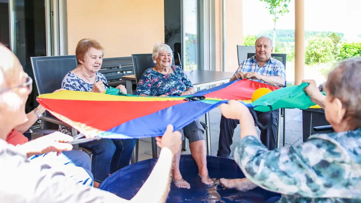 Die Tagespflege bietet Menschen im Alter Gesellschaft und Unterhaltung, während pflegende Angehörige wichtige Zeit für sich finden.