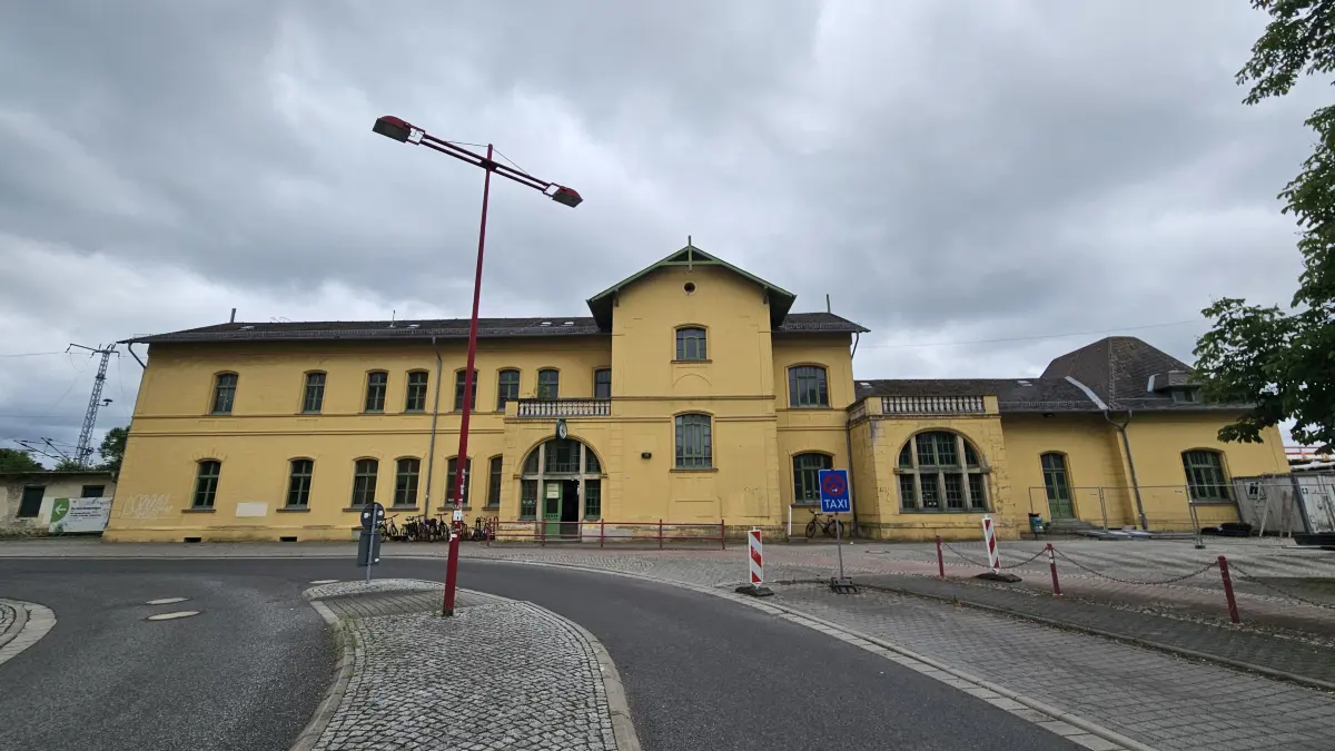 Noch steht ein Großteil des denkmalgeschützten Bahnhofsgebäudes leer. Eine Machbarkeitsstudie soll nun Wege für eine neue Nutzung aufzeigen.
