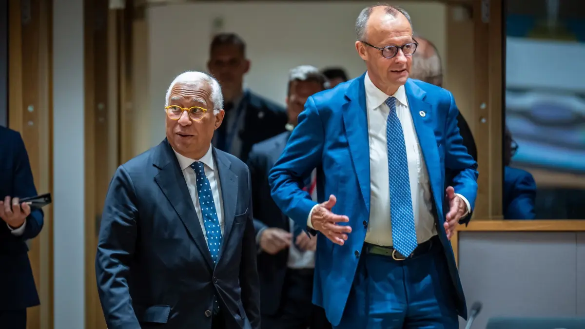 EU-Gipfel: 19.06.2026, Belgien, Brüssel: António Costa (l), Präsident des Europäischen Rates, kommt neben Bundeskanzler Friedrich Merz (CDU) zu den Beratungen beim EU Gipfel, dem Treffen der Staats- und Regierungschefs der EU, mit dem Thema Gemeinschaftshaushalt ab 2028. Foto: Michael Kappeler/dpa +++ dpa-Bildfunk +++