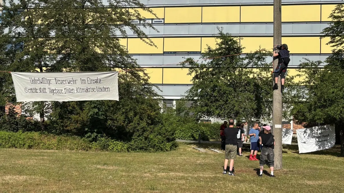 Demo der "Unfrewilligen Feuerwehr" vor dem Amtsgericht Cottbus. Drinnen beginnt der Prozess gegen eines der Mitglieder der Gruppe.