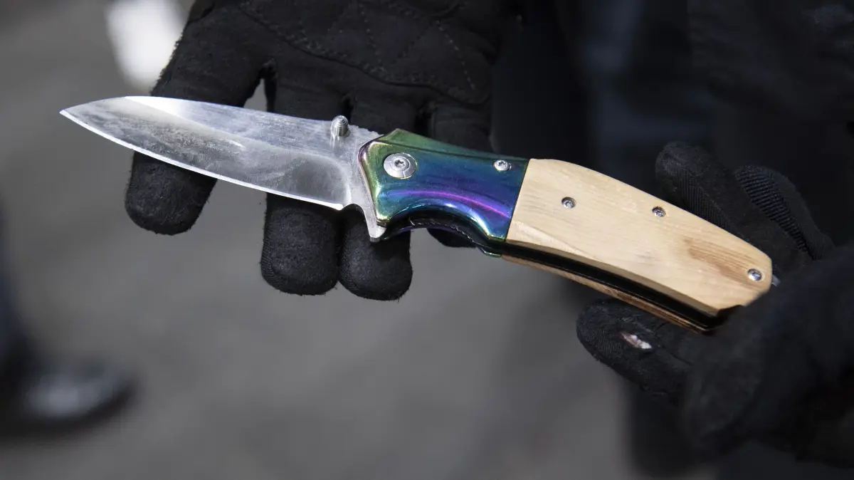 Ein Streit in Cottbus endet blutig, da nach einer Eskalation ein Messer zum Einsatz kam (Symbolfoto).