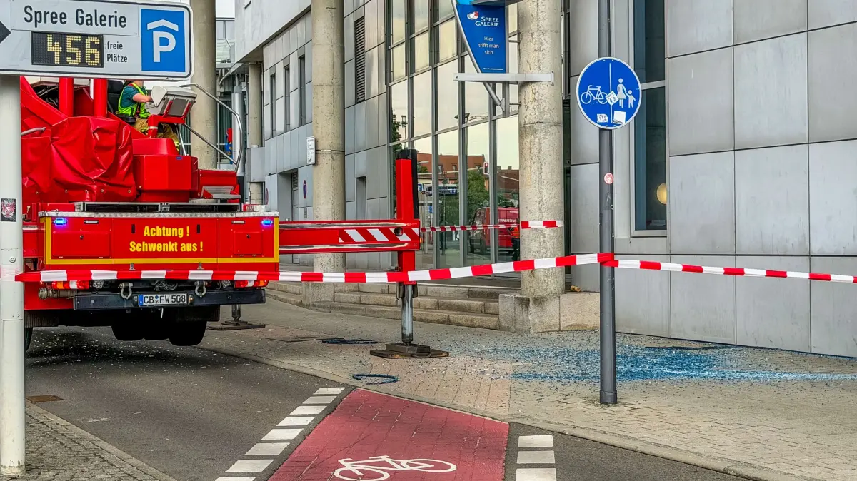 In Cottbus ist aus der obersten Etage der Spreegalerie eine 50 Kilogramm schwere Scheibe gefallen.