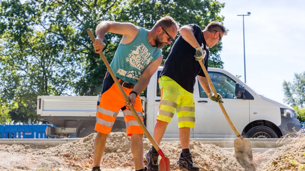 Hitze in Brandenburg: 19.06.2026, Brandenburg, Cottbus: Arbeiter einer Tiefbaufirma sind auf einer Baustelle beschäftigt. Die Temperaturen übersteigen heute bereits am Vormittag die 30-Grad-Marke. Foto: Frank Hammerschmidt/dpa +++ dpa-Bildfunk +++