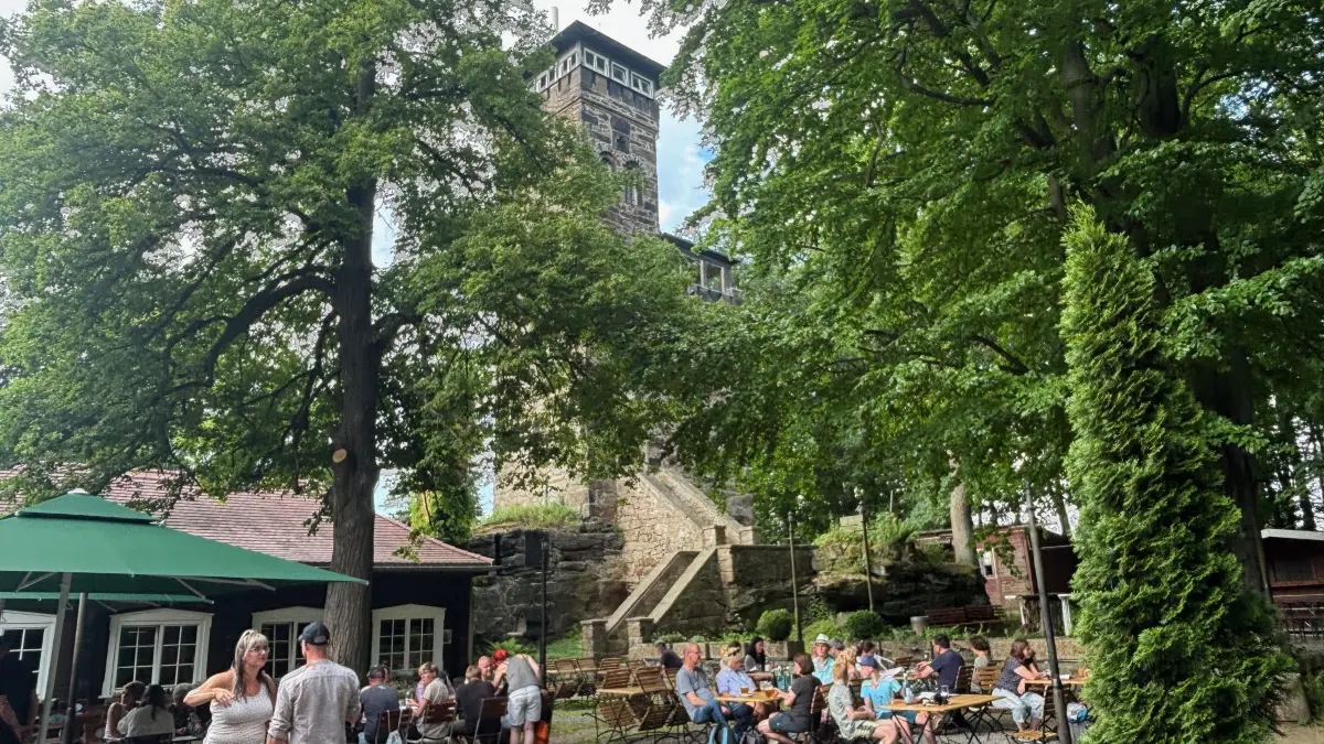 Impression vom Gipfel des Czorneboh mit der vor zehn Jahren wiedereröffneten Gastwirtschaft und dem 23 Meter hohen Aussichtsturm.