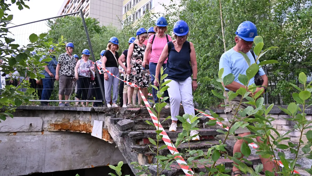 LR Exkursion Brache : Mit der RUNDSCHAU und Martin Maleschka sowie Marco Laske auf den Spuren der unterirdischen Bowlingbahn und Diskothek unter der jetzigen "Brache" an der Stadtpromenade.