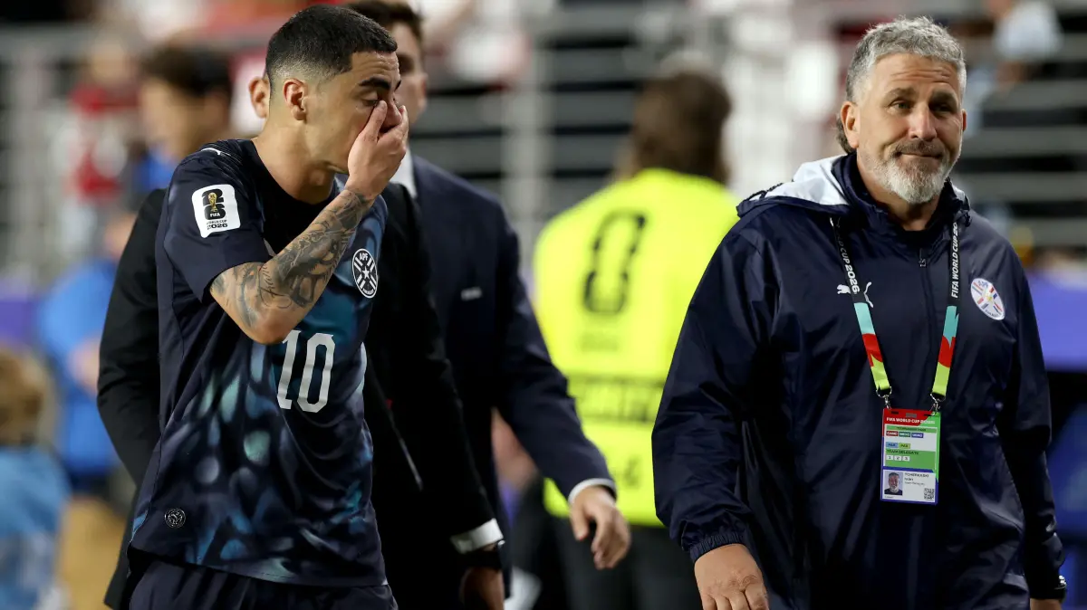 Türkiye v Paraguay: Group D - FIFA World Cup 2026: SANTA CLARA, CALIFORNIA - JUNE 19: Miguel Almiron #10 of Paraguay reacts after receiving a red card for covering his mouth while talking to another player during the FIFA World Cup 2026 Group D match between Türkiye and Paraguay at San Francisco Bay Area Stadium on June 19, 2026 in Santa Clara, California. Richard Heathcote/Getty Images/AFP (Photo by Richard HEATHCOTE / GETTY IMAGES NORTH AMERICA / Getty Images via AFP)