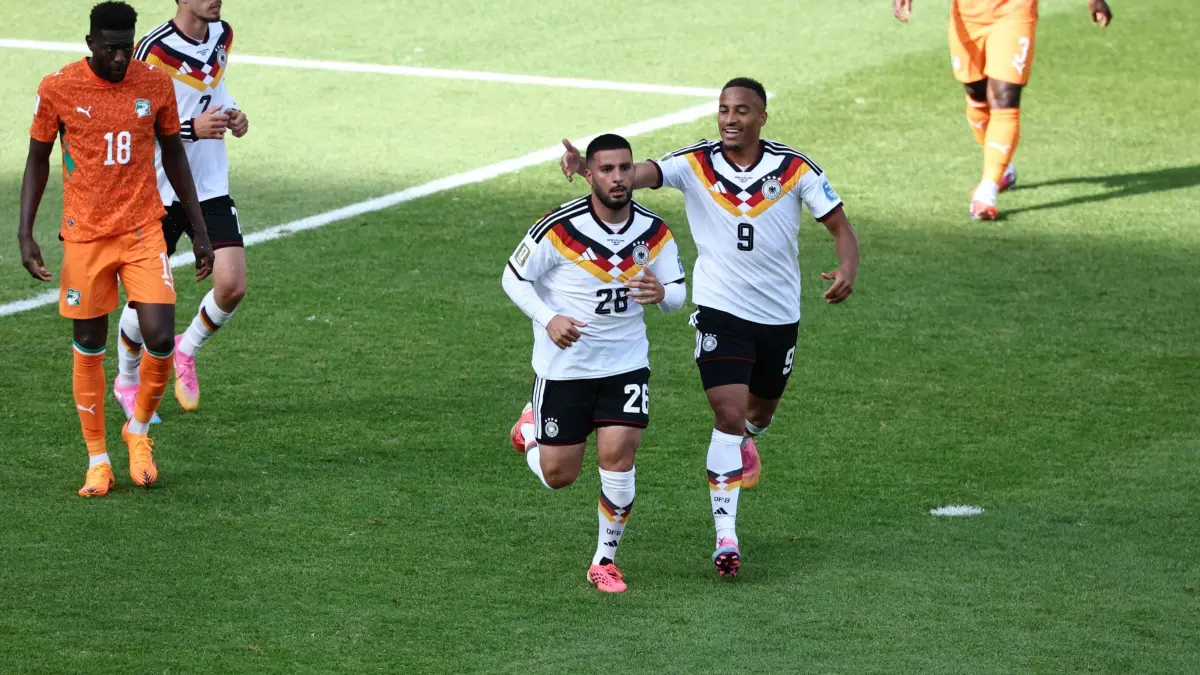 WM 2026 - Deutschland - Elfenbeinküste: 20.06.2026, Kanada, Toronto: Fußball, Männer, WM 2026, Deutschland - Elfenbeinküste, Vorrunde, Gruppe E, Spieltag 2, Toronto-Stadion, Deniz Undav (l, Deutschand) läuft nach seinem Tor zum 1:1 mit Jamie Leweling (Deutschland) zurück in die eigene Hälfte. ACHTUNG: Gemäß den Auflagen der FIFA dürfen die Bilder ausschließlich zur redaktionellen Verwendung genutzt werden. Eine kommerzielle Nutzung ist ausgeschlossen. Zudem dürfen keine videoähnlichen Sequenzen erstellt werden, und es dürfen keine Veränderungen weder im Vordergrund noch im Hintergrund am Bild vorgenommen werden. Foto: Christian Charisius/dpa +++ dpa-Bildfunk +++