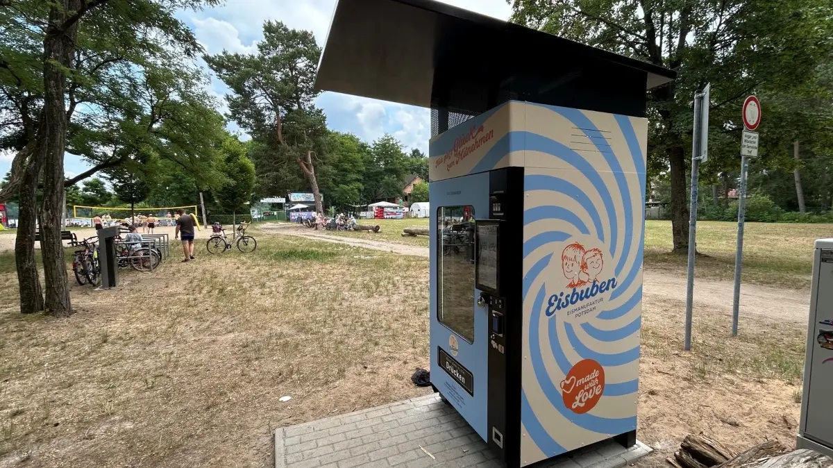 Der Eismann ist jetzt immer da: An der öffentliche Badestelle in Eichwalde, die am Zeuthener See liegt und direkt an Berlin angrenzt, gibt es jetzt einen neuen Eis-Automat.