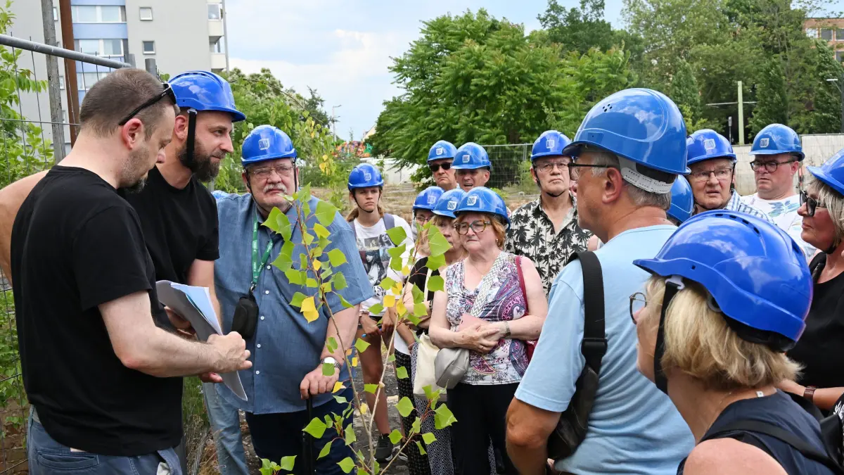 LR Exkursion Brache : Mit der RUNDSCHAU und Martin Maleschka (r.) sowie Marco Laske (l.) auf den Spuren der unterirdischen Bowlingbahn und Diskothek unter der jetzigen "Brache" an der Stadtpromenade.