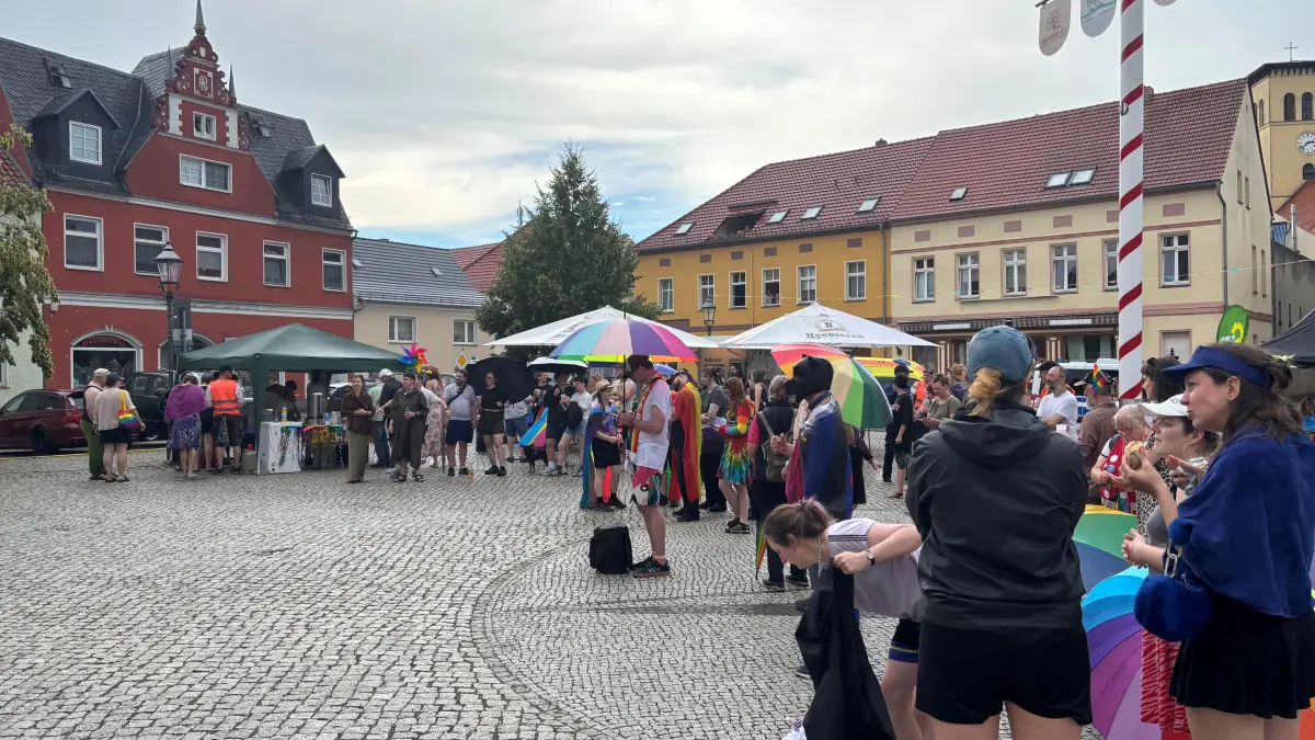 Etwa 100 - 150 Teilnehmer versammelten sich auf dem Marktplatz in Goßen, um den zweiten Christopher-Street-Day zu begehen.