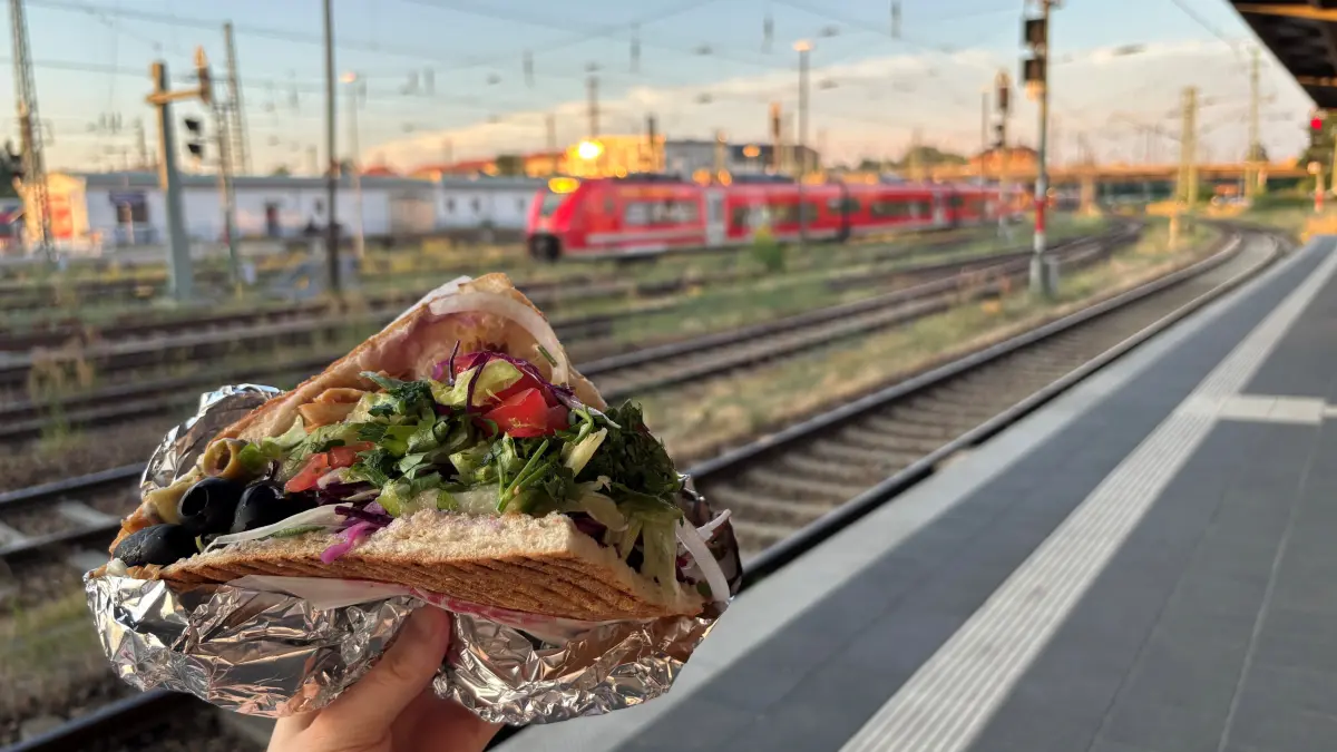 Darf ein leckerer Döner auch im Zug mitgenommen werden – oder sollte er besser auf dem Bahnsteig gegessen werden? Ein Blick auf die Regeln der Verkehrsunternehmen in der Lausitz.