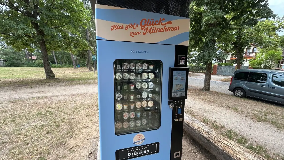 Kein Snackautomat, kein Getränkeautomat, nein: An der Eichwalder Badewiese steht jetzt passend zum Sommer ein Eis-Automat.