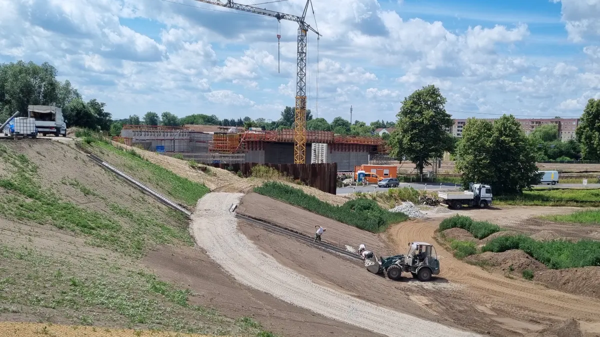 Der Straßendamm Richtung Altstadt von Lübbenau ist fertig angelegt. Auf halber Höhe verläuft ein Wirtschaftsweg. Oben links ist der Rand des Hochkreisels erkennbar.