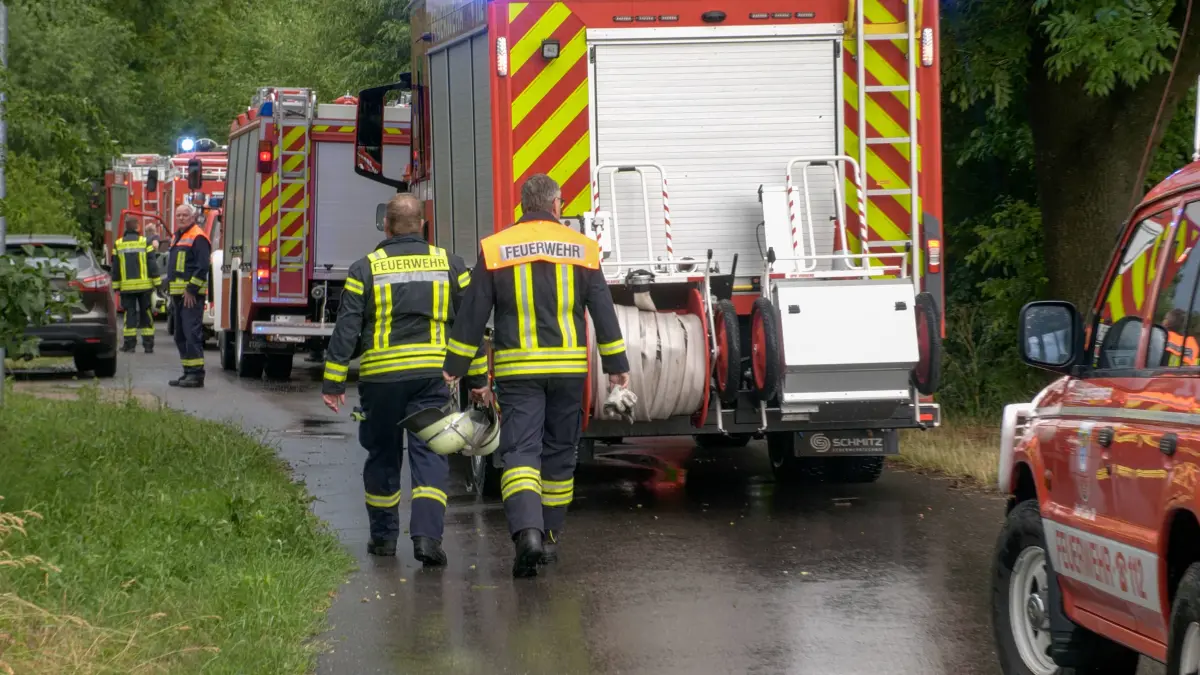 Heftige Gewitter und Unwetter haben am Samstagmittag auch Ostdeutschland erreicht. In Nordsachsen, an der Grenze zu Bran: Heftige Gewitter und Unwetter haben am Samstagmittag auch Ostdeutschland erreicht. In Nordsachsen, an der Grenze zu Brandenburg formierte sich eine Gewitterfront und zog nach Nordosten in Richtung polnischer Grenze. Der Aufzug zeigte sich bedrohlich, Drohnenaufnahmen zeigen schwere Sturmböen am Erdboden Staub und Dreck werden aufgewühlt. Auf der A 15 bei Groß Lübbenau ging es nur stockend voran, heftiger Starkregen und kleinkörniger Hagel beeinträchtigte die Sicht. In Kalkwitz auf der Wiesenstrasse kamen die umlegenden Feuerwehren zum Einsatz. Gemeldet wurde ein Brand durch Blitzschlag. Der Starkregen hat das Feuer aber bereits eigenständig gelöscht. Mit dem Durchzug der Gewitterfront hieß es im Osten durchlüften. Kalkwitz Br