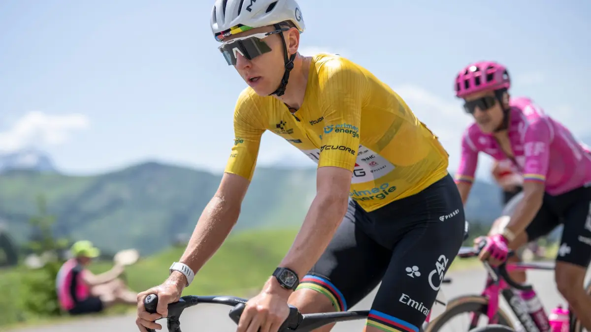 Radsport - Tour de Suisse: 21.06.2026, Schweiz, Villars-sur-Ollon: Radsport, Männer, UCI WorldTour, Tour de Suisse, 5. Etappe, Villars-Sur-Ollon (151 Km): Tadej Pogacar aus Slowenien vom Team UAE Team Emirates-XRG in Aktion auf dem Col de la Croix. Foto: Gian Ehrenzeller/KEYSTONE/dpa +++ dpa-Bildfunk +++