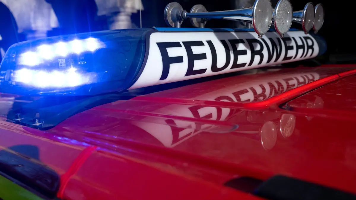 Feuerwehr: ARCHIV - 05.02.2024, Bayern, München: Ein Einsatzfahrzeug der Feuerwehr mit eingeschaltetem Blaulicht. (Symbolbild) (zu dpa: «250.000 Euro Sachschaden bei Dachstuhlbrand in Reutlingen») Foto: Sven Hoppe/dpa +++ dpa-Bildfunk +++
