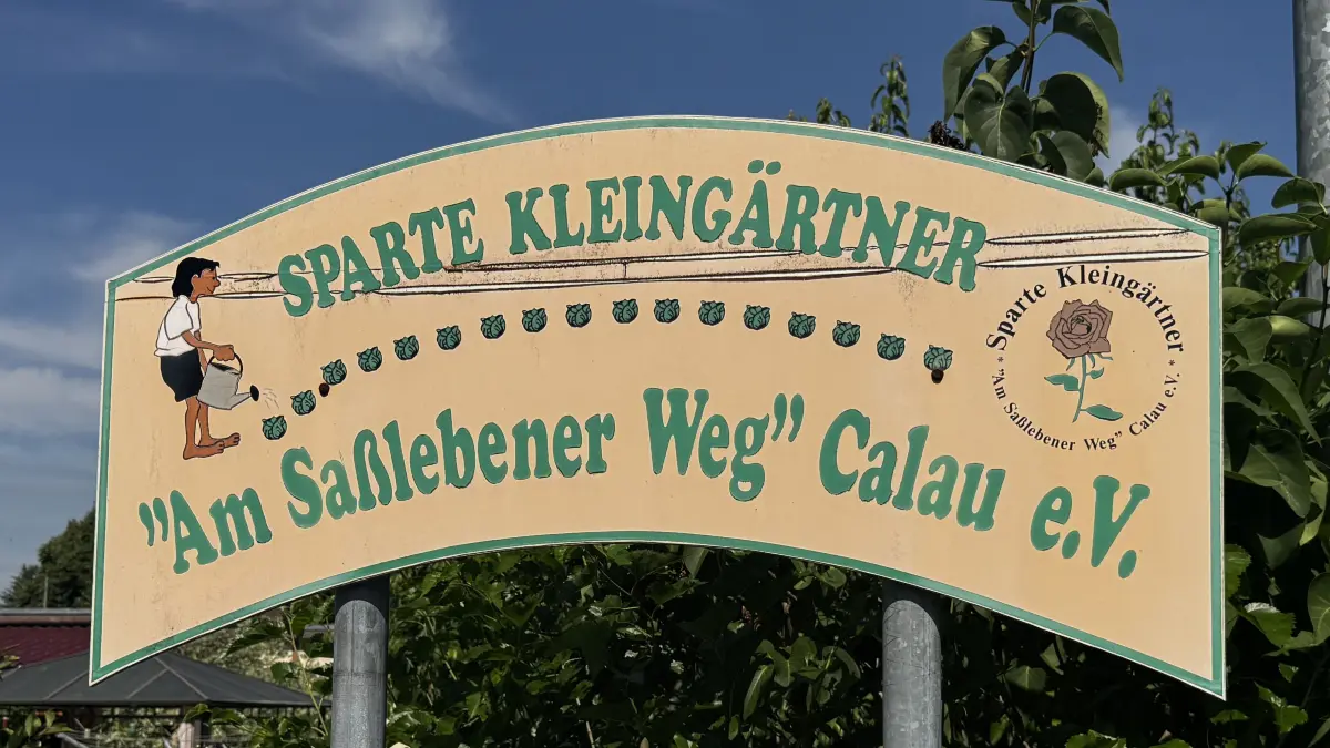 In der Kleingartenanlage am Saßlebener Weg in Calau ist es zu einem Brand gekommen. Bei den Löscharbeiten kam ein Helfer ums Leben.