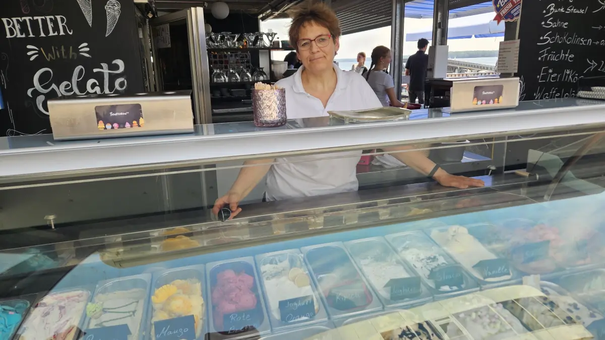 Raisa Kruglakova verkauft bei Pier Eis am Stadthafen bis zu 20 verschiedene Eissorten. Besonders beliebt sind Popcorn-, Eierlikör- und Schokominze-Eis.