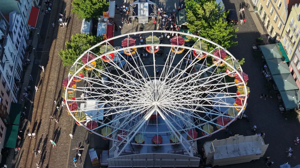Stadtfest 2026 Samstag: Cottbus feiert das 33. Stadtfest
Am Freitag startete das Cottbuser Stadtfest und lockt drei Tage lang wieder tausende Besucher in die Innenstadt. Zum 33. Mal vereinen sich auf dem Areal um den Altmarkt, den Stadthallenvorplatz, der Spremberger Straße, dem Platz am Stadtbrunnen, dem Park an der Puschkinpromenade, dem Postparkplatz und der Oberkirche kulturelle Höhepunkte, kulinarische Angebote, Fahrgeschäfte und Verkaufsstände zu einem bunten, dreitägigen Programm. Auch die traditionellen Fahrgeschäfte wie das Riesenrad, der Break Dance, der Aqua King, Riesenrutsche, Karussells, Autoscooter und vieles mehr sind mit am Start.
Für kulinarische Genüsse stehen über 80 Händler und Gastronomen bereit. In der gesamten Innenstadt kann nach Herzenslust geschlemmt werden.